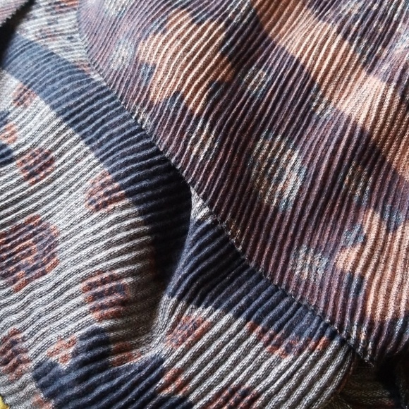 NWT Geometric Warm Pleated Reversible Scarf - Picture 8 of 8